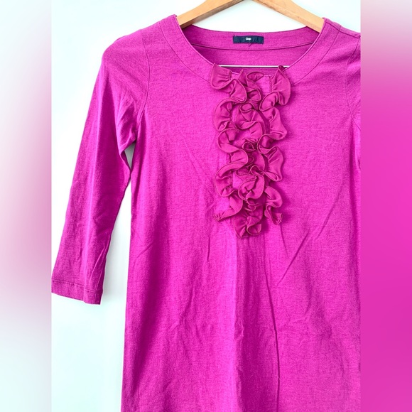 🌟PRICE DROP🌟 EUC! GAP front ruffle detail 2/3 sleeve FUCHSIA TOP Size XS - Picture 2 of 4